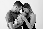 Eltern kuscheln mit Baby